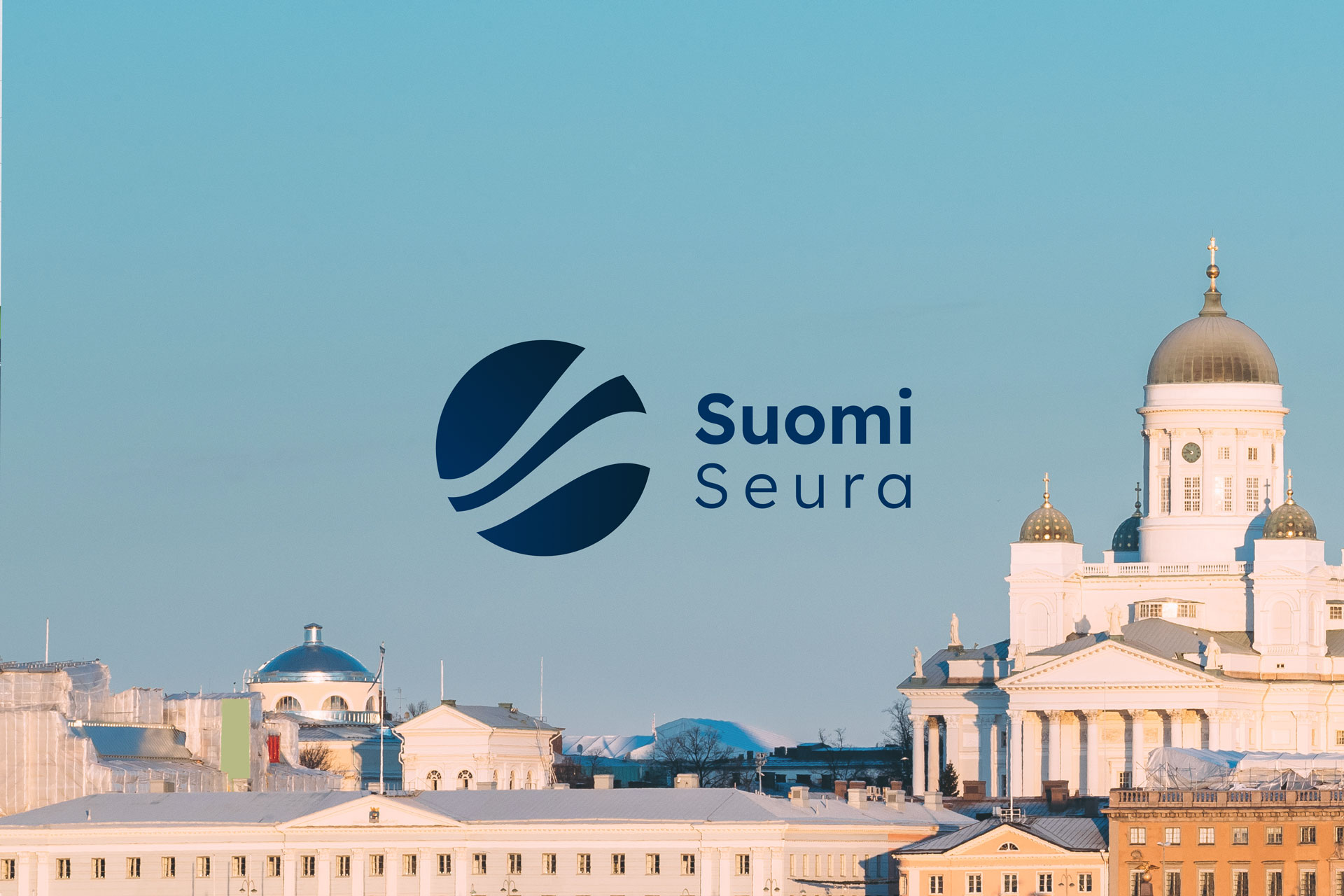 Suomi Seuran logo Helsingin keskustan taustalla